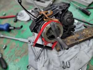 TLR200エンジンオイル漏れ修理エンジンを半分に割ります